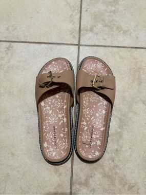 Lucky Brand Beige/Tan Slide Sandals with Buckle